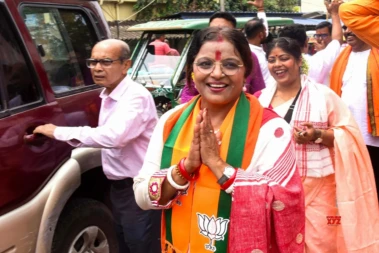 'বিশ্বাস ব্রাদার্স'-এর দাদাগিরি খতম! টেকনিশিয়ান স্টুডিওর ফেডারেশন অফিস গঙ্গাজলে শুদ্ধ করলেন পাপিয়া