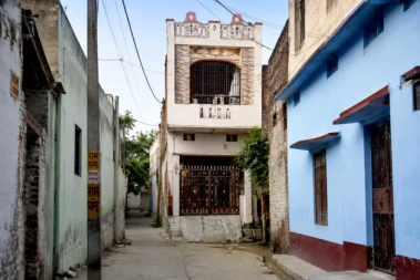 গলির শুরু বা শেষপ্রান্তে বাড়ি? বাস্তুশাস্ত্র মেনে এই কাজ না করলেই বিপদ!