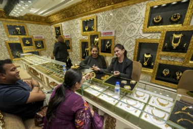 Gold advances to Rs 1.64 lakh/10g on positive global cues