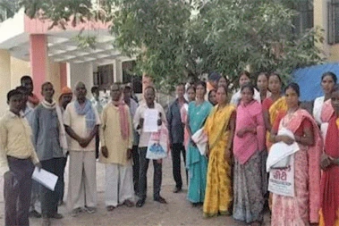 Latehar  News : गैर मजरूआ व सार्वजनिक उपयोग की भूमि से कब्‍जा हटाने की मांग की, DC को सौंपा ज्ञापन