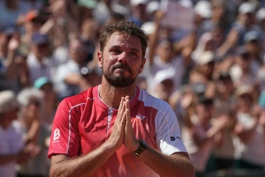 Emotional Wawrinka bows out of French Open with loss to De Jong