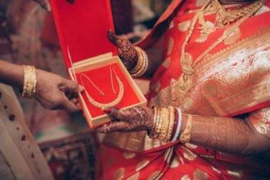 ਵਿਆਹ 'ਚ ਦਿੱਤੇ ਕਿਹੜੇ ਤੋਹਫ਼ੇ 'ਦਾਜ' ਕਹਾਉਂਦੇ ਹਨ, ਕੀ ਕਹਿੰਦਾ ਹੈ ਦਾਜ ਵਿਰੋਧੀ ਕਾਨੂੰਨ? ਦਾਜ ਕਾਰਨ ਪਰੇਸ਼ਾਨ ਔਰਤਾਂ ਕਿੱਥੋਂ ਮਦਦ ਲੈ ਸਕਦੀਆਂ ਹਨ?