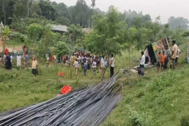 Bangladesh Road Accident: بنگلہ دیش میں لوہے کی سریوں سے بھرا ٹرک پلٹنے سے 15 افراد ہلاک، متعدد زخمی، حادثے کے بعد علاقے میں کہرام