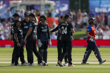 England fail to make most of flying start as New Zealand recover to level series