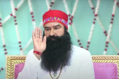 ৪ মাসের মধ্যেই ফের প্যারোলে মুক্তি! পাঁচ বছরে ৩২৬ দিন জেলের বাইরেই কেটেছে 'ধর্ষক' রাম রহিমের