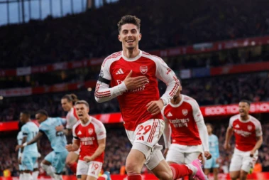 Arsenal edge Burnley in nervy win to close in on EPL crown