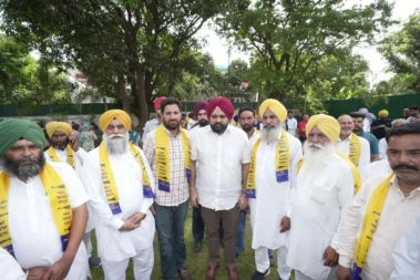 Punjab News: बेअदबी विरोधी सख्त कानून से प्रभावित होकर अकाली दल और कांग्रेस के सैकड़ों नेता व कार्यकर्ता 'आप' में शामिल