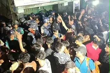 এবার চট্টগ্রামে শিশুকে ধর্ষণের চেষ্টার ঘটনায় অভিযুক্ত সহ অবরুদ্ধ পুলিশ, জনতাকে হটাতে লাঠি, গুলি