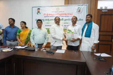 రైతులకు సాంకేతిక పరిజ్ఞానాన్ని అందించాలి