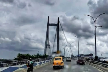 অবশেষে মেঘের দেখা কলকাতায়! ঝোড়ো হাওয়া-সহ বৃষ্টির সম্ভাবনা