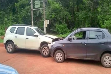 ಸುಳ್ಯದಲ್ಲಿ ಎರಡು ಕಾರುಗಳ ನಡುವೆ ಮುಖಾಮುಖಿ ಡಿಕ್ಕಿ: ಪ್ರಯಾಣಿಕರು ಪ್ರಾಣಾಪಾಯದಿಂದ ಪಾರು