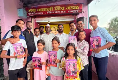जय भवानी मित्र मंडळातर्फे ६४० गरजू विद्यार्थ्यांना वह्यांचे वाटप