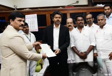 ஆதரவை வாபஸ் வாங்கும் 4 கட்சிகள்.. அதிமுக ஆதரவோடு தவெக ஆட்சி..? நெருப்பு வளையத்திற்குள் சிக்கித்தவிக்கும் CM விஜய்..!!