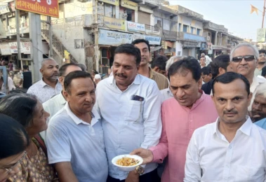 ડીઝલ માટે ખેડૂત લાઈનમાં, નેતાઓ ઝાલમુરીના કાર્યક્રમમાં વ્યસ્ત ! હળવદમાં સોશિયલ મીડિયામાં વાયરલ પોસ્ટ બાદ લોકોનો આક્રોશ ફાટ્યો