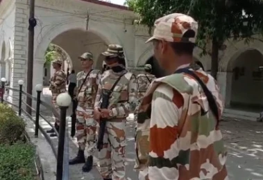 कोलकाता में टीएमसी नेता की निर्माणाधीन इमारत पर चला बुलडोजर; फ्लैट खरीदारों का फूटा गुस्सा, जमकर काटा हंगामा