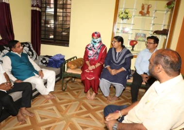 ಹುಬ್ಬಳ್ಳಿ ಲವ್ ಜಿಹಾದ್ ಕೇಸ್: ಸಂತ್ರಸ್ತೆ ಮನೆಗೆ ಭೇಟಿ ನೀಡಿ ಸಾಂತ್ವನ ಹೇಳಿದ ಕೇಂದ್ರ ಸಚಿವ ಪ್ರಹ್ಲಾದ್ ಜೋಶಿ