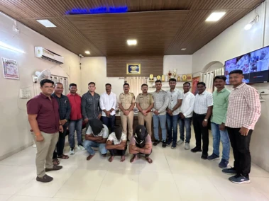 चालकच निघाला खोबरे चोर! अपघाताचा बनाव रचला, 6.68 लाखांचे खोबरे लंपास केले! चार जणांना दौंड मध्ये अटक!