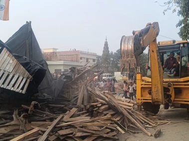 Sitapur :  लकड़ी व्यापारियों के अवैध साम्राज्य पर चला प्रशासन का डंडा, मची अफरा-तफरी