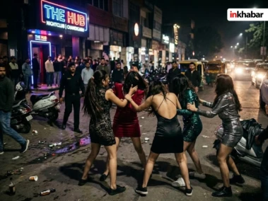 नशा, गुस्सा और सड़क पर संग्राम! क्लब के बाहर लड़कियों के बीच जमकर चले लात-घूंसे, वीडियो वायरल