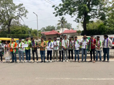 गुलाब देकर विरोध! आजसू का गांधीगिरी प्रदर्शन, क्लस्टरिंग सिस्टम पर सरकार को खुली चेतावनी