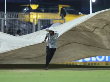 ইডেনে শাহরুখের সামনে ব্যর্থ গ্রিন, বৃষ্টির জন্য বন্ধ খেলা