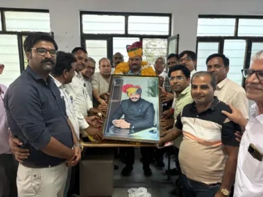 'जयपुर ट्रांसफर पर एसडीएम सूर्यकांत शर्मा को भावभीनी विदाई, रियांबड़ी में सम्मान समारोह आयोजित' - Sanjeevni Today