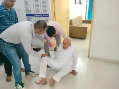 एमपी : वरिष्ठ बीजेपी नेता, पूर्व गृहमंत्री हिम्मत कोठारी एसपी चेम्बर के बाहर धरना पर बैठे, मचा हड़़कम्प