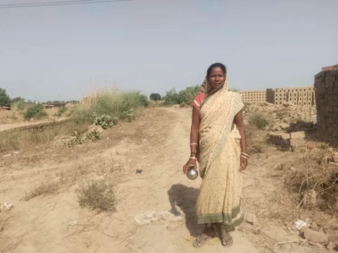 Ground Report: ईट भट्ठा में काम करने वाली महिलाएं खुले में शौच करने जाने पर मजबूर
