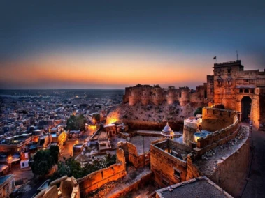 Travel Tips: गर्मी के इस मौसम में अगर गलती से भी चले गए इन जगहों पर अभी घूमने तो हो जाएंगे....