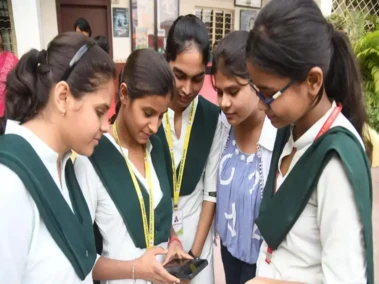 CBSE कक्षा 12 परिणामों पर छात्रों की चिंताएं: शिक्षा सचिव का स्पष्टीकरण