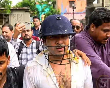 কামালগাছিতে উত্তেজনা, ডিম ছোড়া ও ধস্তাধস্তির মুখে অভিষেক বন্দ্যোপাধ্যায়