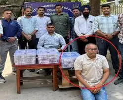 GUJARAT : અમદાવાદમાં RBI તિજોરીમાંથી ₹8.7 કરોડની ચોરી, બેંક કર્મચારીની ધરપકડ: બોક્સમાં રોકડ લીધી; બંગલો, કાર અને દુકાન ખરીદી, મહિલા સ્ટાફ સભ્યને ₹2.8 મિલિયન આપ્યા