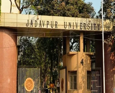 ক্যাম্পাসে কুকুর-বিড়ালকে যত্রতত্র খাওয়ানো নিষিদ্ধের প্রস্তাবে তোলপাড় যাদবপুর, উপাচার্যকে ৫৮০ জনের প্রতিবাদপত্র