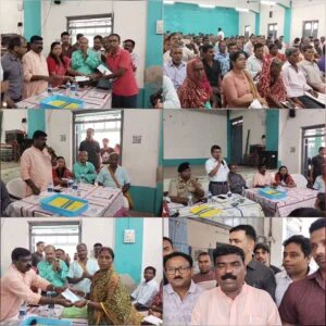 ভারত-বাংলাদেশ সীমান্তে কাঁটাতারের জন্য জমির মালিকদের হাতে ক্ষতিপূরণের চেক।
