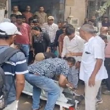 અમદાવાદના રામોલમાં યુવકે જાહેરમાં કાચથી હાથની નસ કાપીને કર્યો આપઘાત