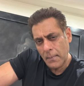 Salman Khan loses temper at paparazzi outside hospital, calls out intrusion