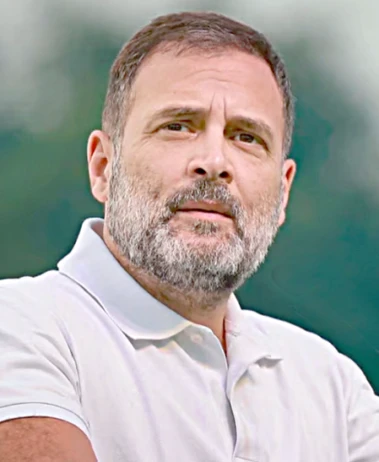 معاشی طوفان سر پر ہے اوروزیر اعظم اٹلی میں ٹافی بانٹ رہے ہیں