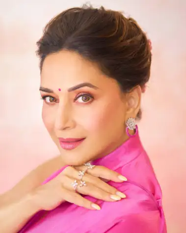 उम्र सिर्फ नंबर है ! 59 की उम्र में भी धक-धक गर्ल Madhuri Dixit ने पिंक साड़ी पहन जीता सबका दिल
