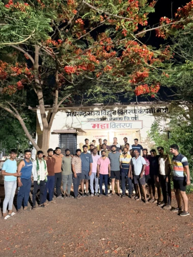 चक्क रात्री अकराच्या सुमारास ढेकळवाडीकरांचा सणसरच्या महावितरण कार्यालयावर धडक मोर्चा..!