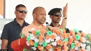 “উর্দু বলার জায়গায় যান” বাংলায় দাঁড়িয়ে তৃণমূলকে তীব্র আক্রমণ যোগীর