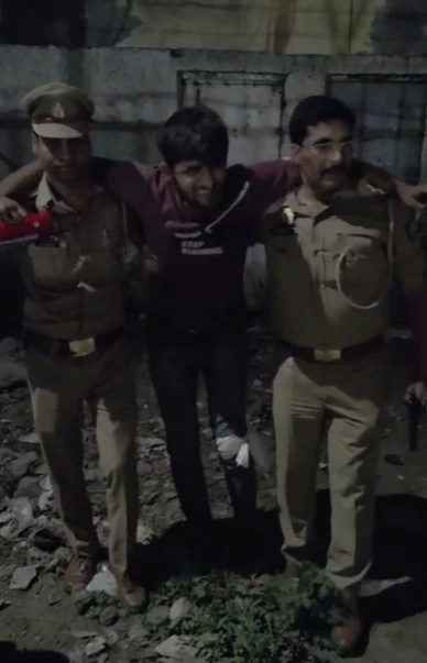 गाजियाबाद में पुलिस मुठभेड़: वांछित बदमाश घायल, अवैध हथियार और चोरी का सामान बरामद