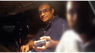 കാസര്‍ഗോഡ് വോട്ടര്‍മാര്‍ക്ക് പണം നല്‍കി സ്വാധീനിക്കാൻ ശ്രമിച്ചെന്ന പരാതിയുമായി എല്‍ഡിഎഫ്; കല്ലട്ര മാഹിൻ്റെ സഹോദരങ്ങളെ പ്രവര്‍ത്തകര്‍  തടഞ്ഞു