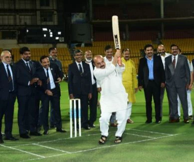 ಚಿನ್ನಸ್ವಾಮಿ ಅಂಗಳದಲ್ಲಿ ಕ್ರಿಕೆಟ್ ಆಡಿದ ಸಿಎಂ