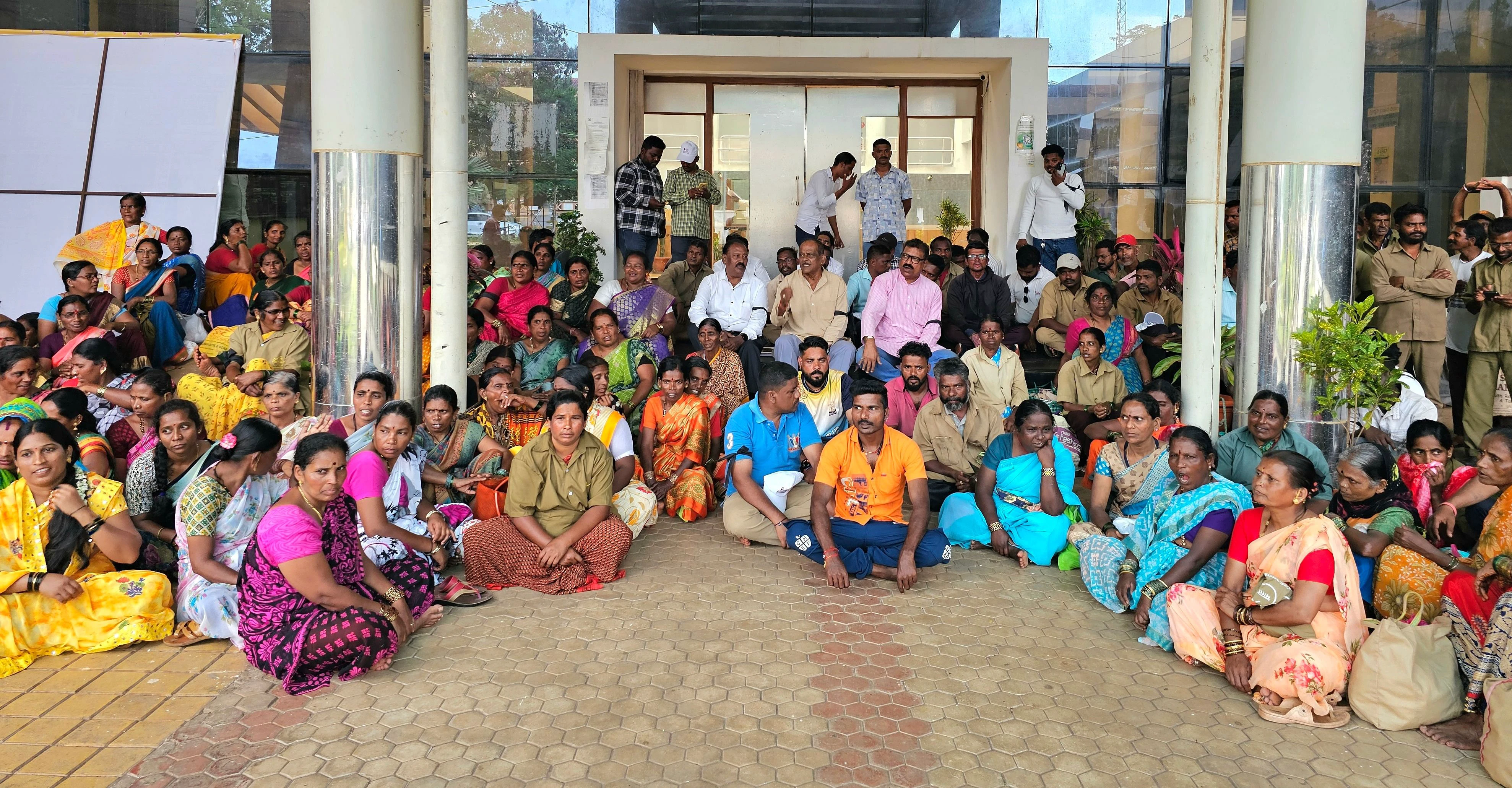ಪೌರ ಕಾರ್ಮಿಕರ ಸೇವೆ ಕಾಯಂಗೊಳಿಸುವಂತೆ ಆಗ್ರಹ: ಕಪ್ಪುಪಟ್ಟಿ ಧರಿಸಿ ಪ್ರತಿಭಟನೆ