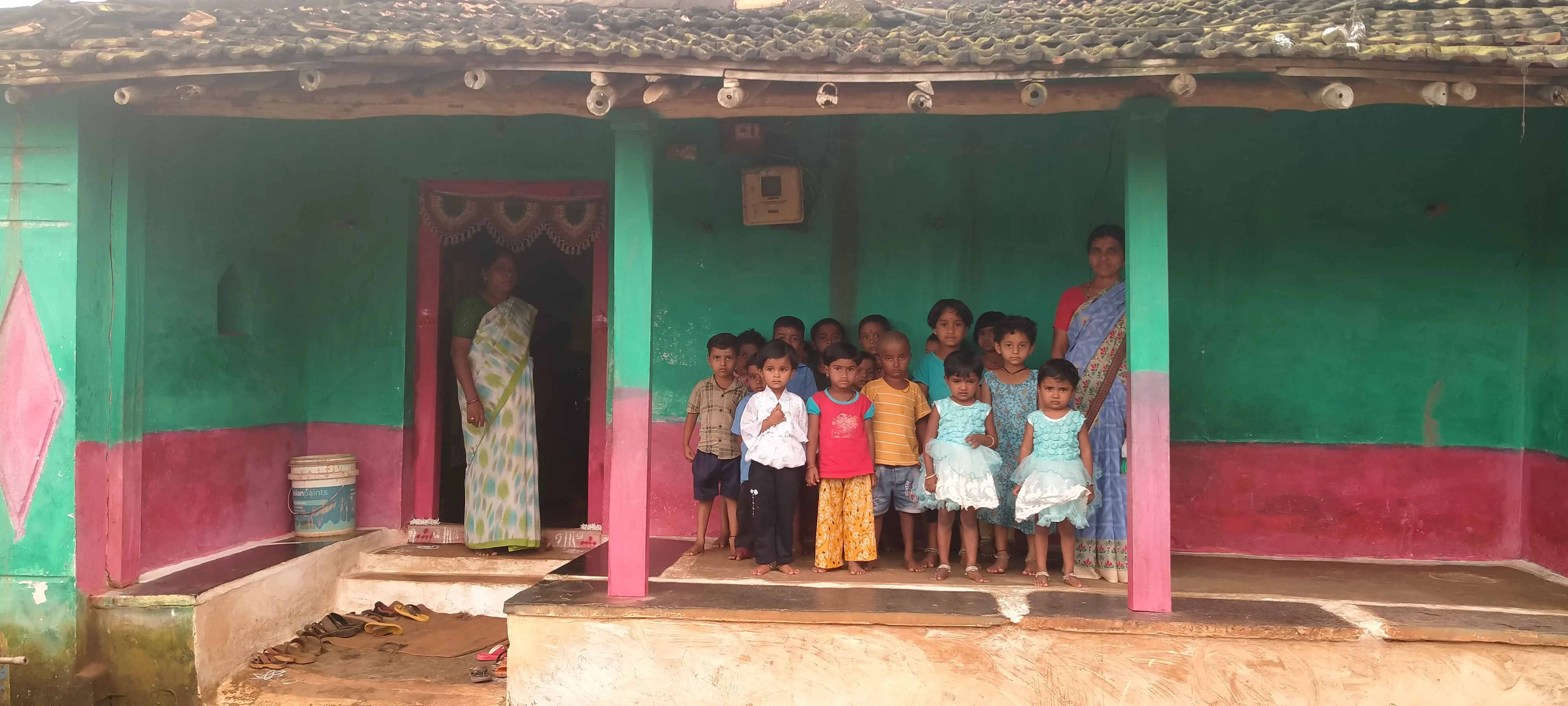 ಬಾಡಿಗೆ ಮನೆಯಲ್ಲಿ ಅಂಗನವಾಡಿ: ಮಳೆ ಬಂದರೆ ಆತಂಕ