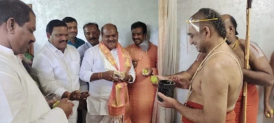 చిన్న జియర్ స్వామిని కలిసిన ఎమ్మెల్యే