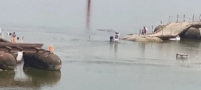 विंध्याचल: पुल पर चढ़ा पानी, जान जोखिम में डालकर 'जल यात्रा' करने को मजबूर राहगीर