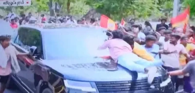 மரக்காணத்தில் பரபரப்பு..! விஜய் காரின் மீது ஏறிய தொண்டர்கள்..!