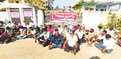 కార్మికులను విధుల్లోకి తీసుకోవాలి