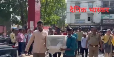 Sitapur :  सड़क पर शव रखकर हंगामा, पुलिस के खिलाफ फूटा परिजनों का गुस्सा